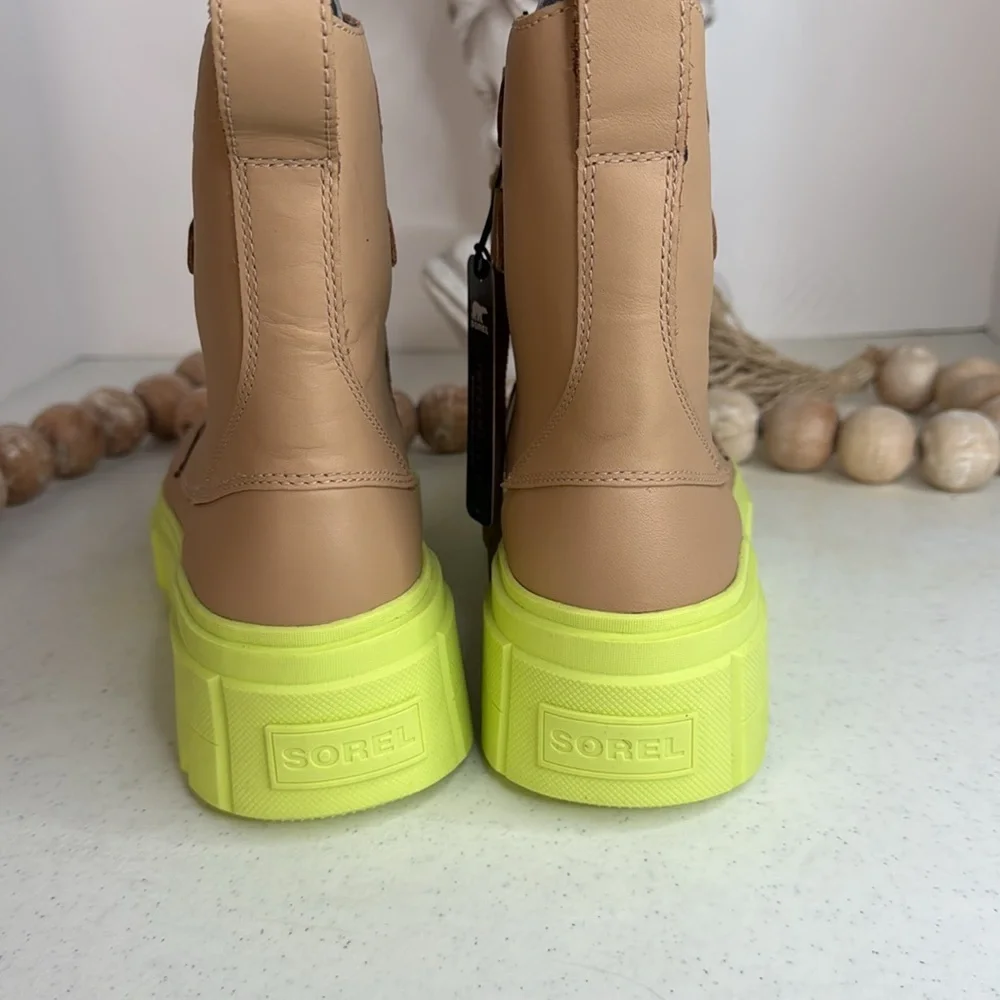 Sorel Caribou x Boot Lace boots in tan Size 8